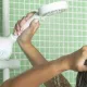 Comment un filtre à eau pour salle de bains protège votre peau et vos cheveux ?